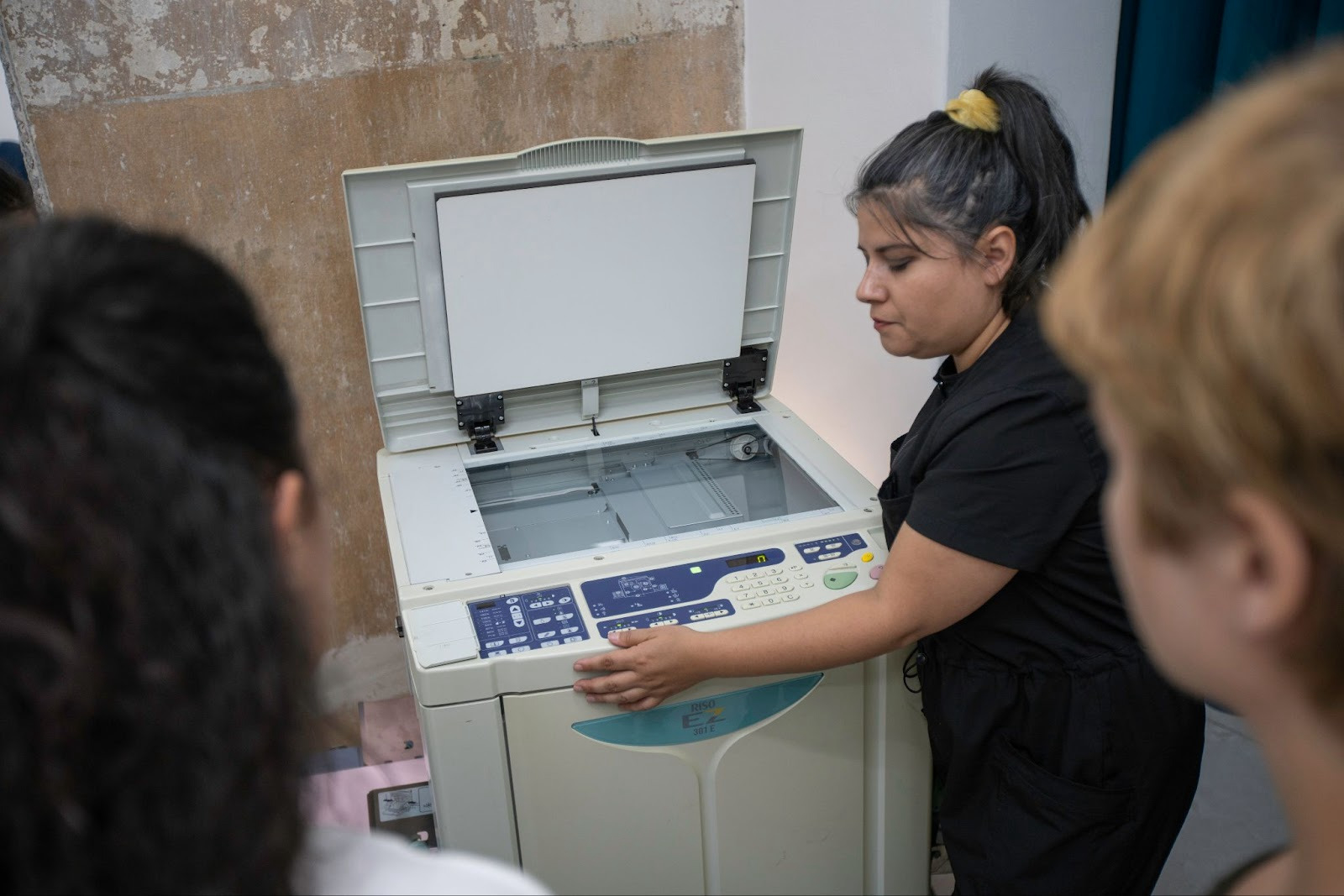 Idalia Sautto introducing Miranda at WIRWIR, Berlin, 2023