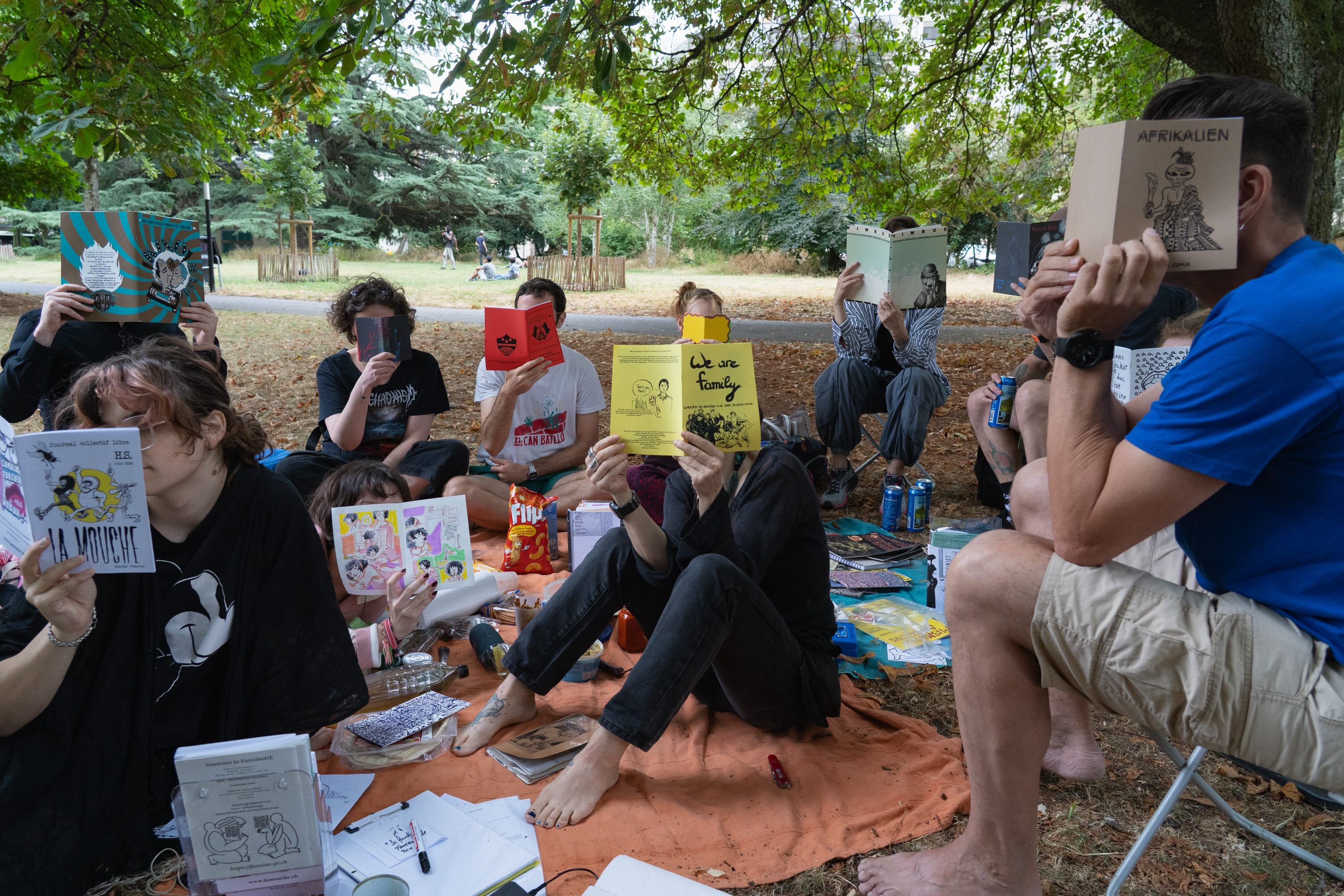 Pique-nique Fanzine au parc Beaulieu organisé par la Fanzinothèque genevoise, juillet 2025