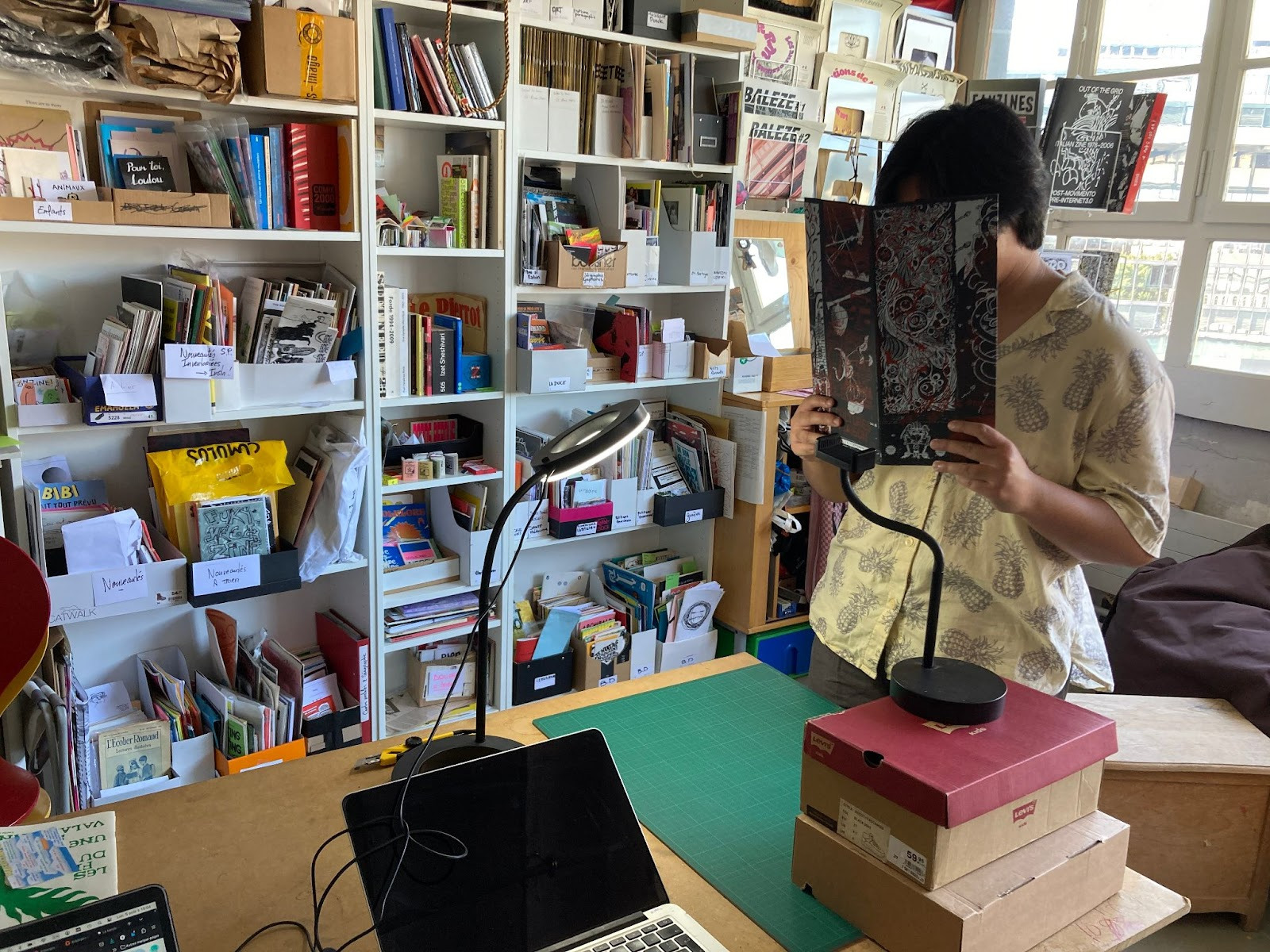 Stagiaire de l'Ecole de Bande Dessinée et Illustration (ESBDI) en train de faire des capsules Instagram, L'Usine, août 2024